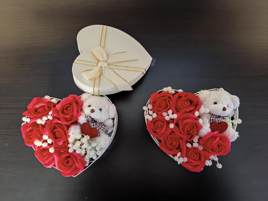 Romantyczny zestaw z róż mydlanych z breloczkiem misiem 🌸