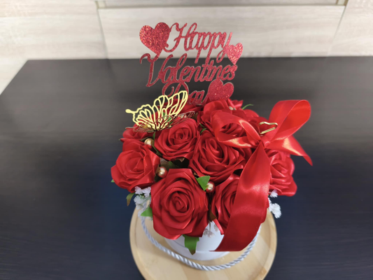 Romantyczny Flower Box z czerwonych róż - satynowa wstążka 🌹